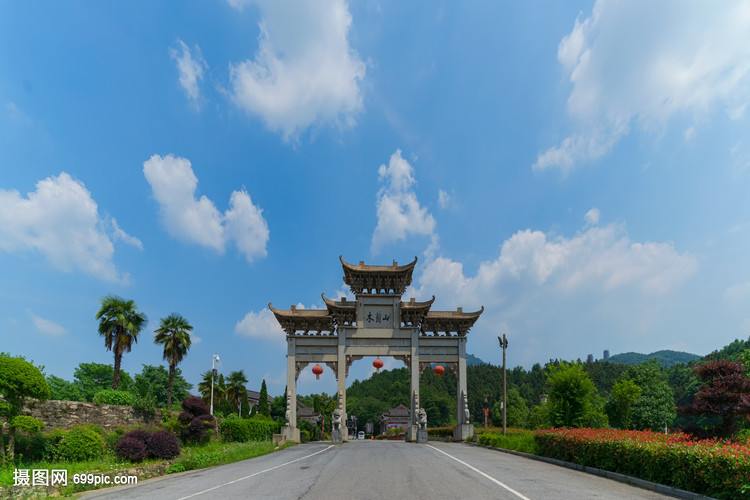 台风“摩羯”致大批司乘滞留 广东徐闻人爱心接力